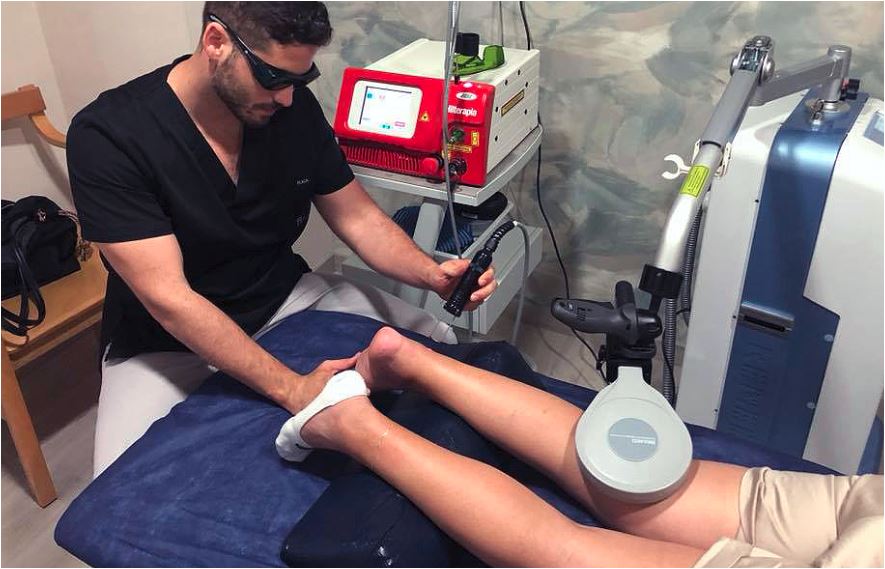 Aquí podemos ver a Raúl Valdesuso, uno de nuestros "fisios" y expertos en NMP aplicando la SIS y a la vez se emplea a fondo mediante terapia láser de alta intensidad.